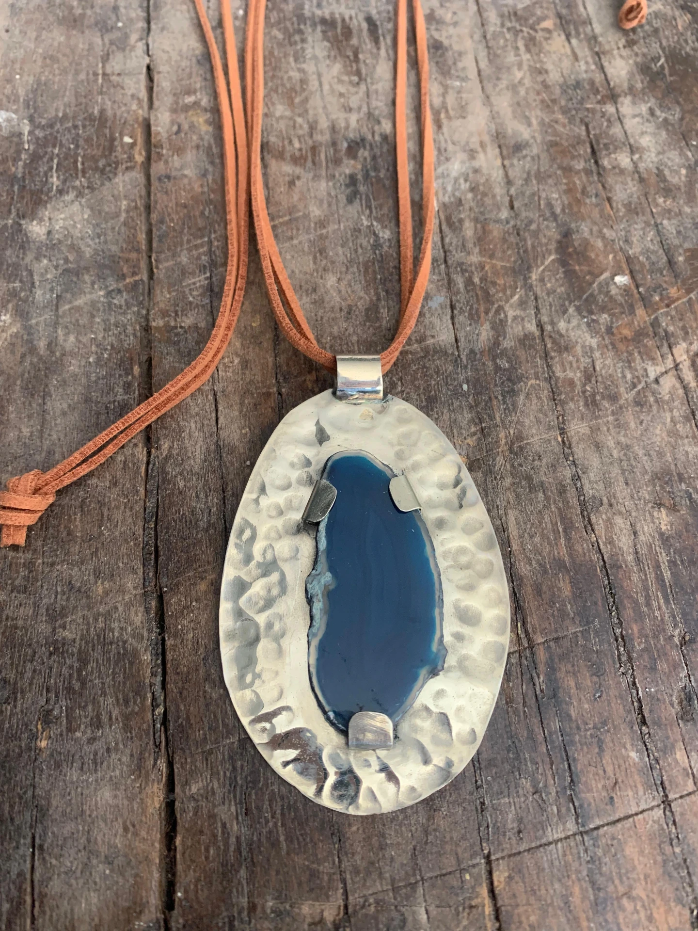 Collar de Ágata engarzada en Alpaca